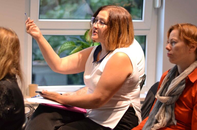 Unternehmerinnen im Austausch bei einem Event im Womenmatic Space