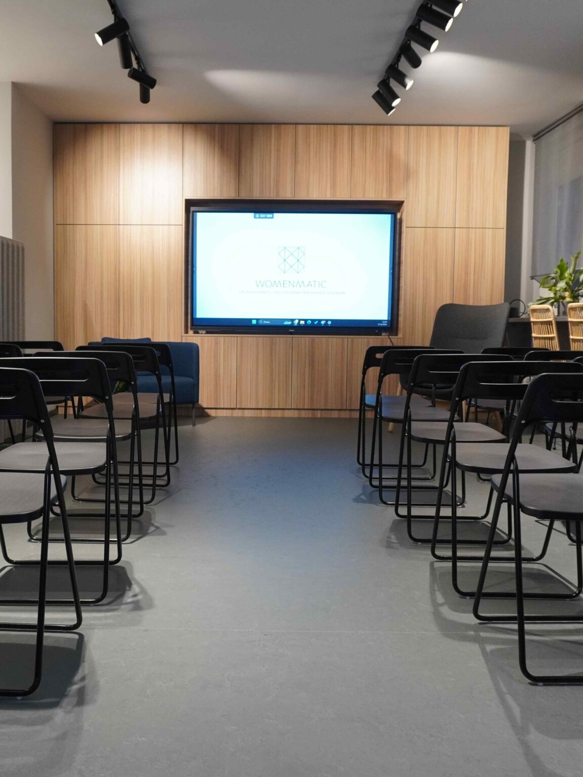 Eventraum in Leipzig mit Stuhlreihen und Bildschirm für Präsentationen