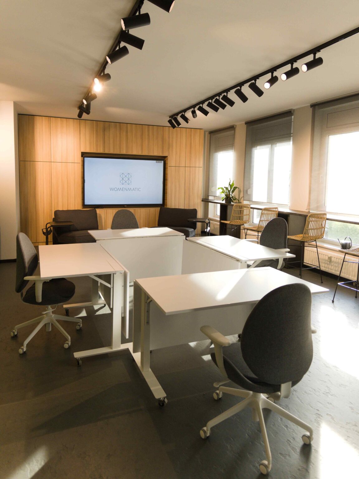 Eventraum mit Tischgruppen für Gruppenarbeit im Workshop