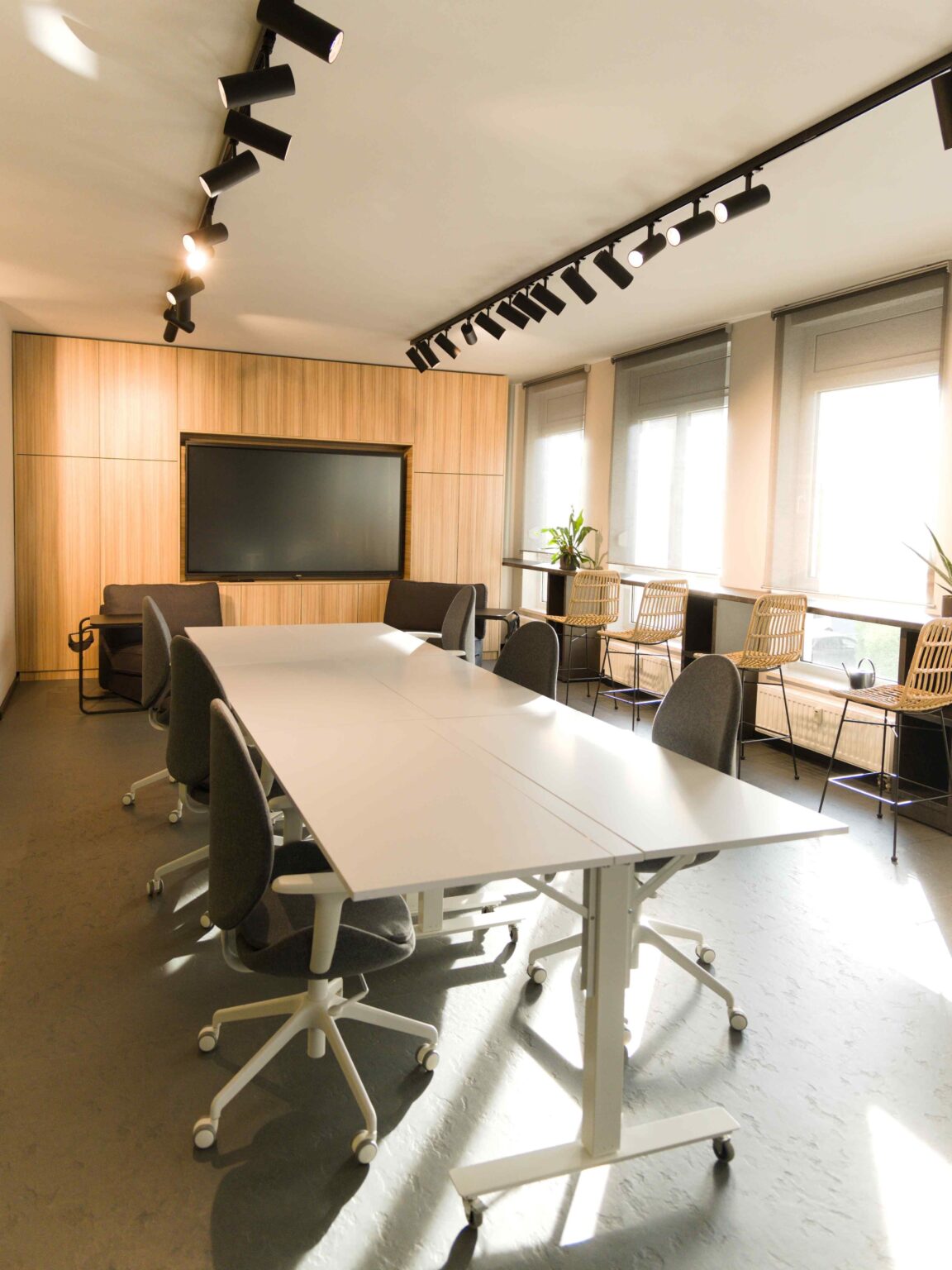 Eventraum mit langer Tafel für Workshops und Seminare