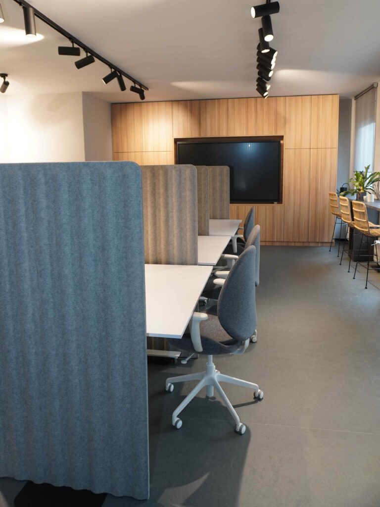 Eventraum mit Arbeitsinseln und Trennwänden für konzentriertes Arbeiten