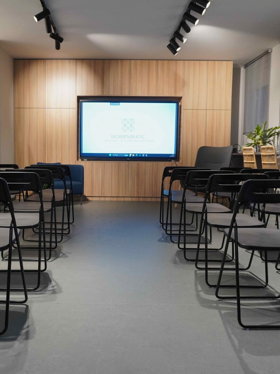 Eventraum mit Stuhlreihen für Vorträge im Womenmatic Space