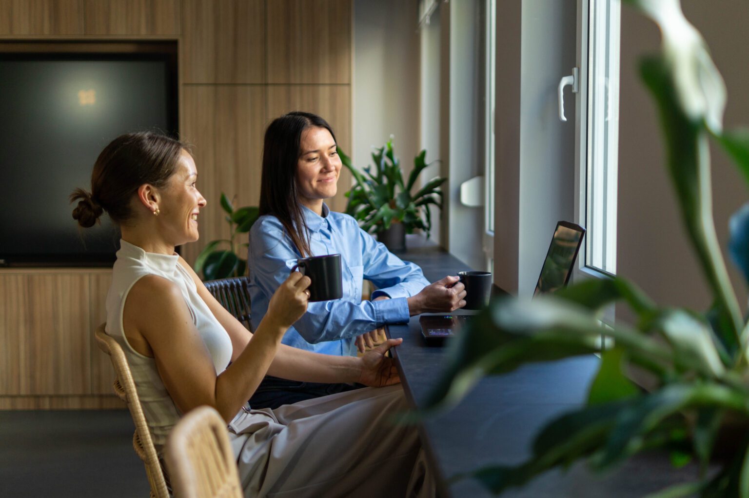 Zwei Frauen im Gespräch am Fenster im Womenmatic Coworking Space in Leipzig