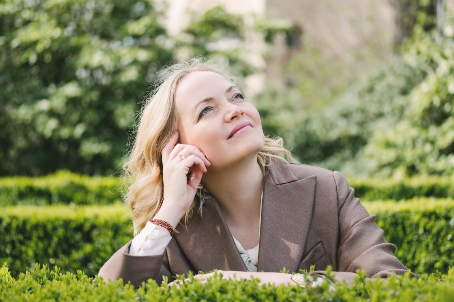 Olga Müller, Gründerin von Womenmatic, im Garten