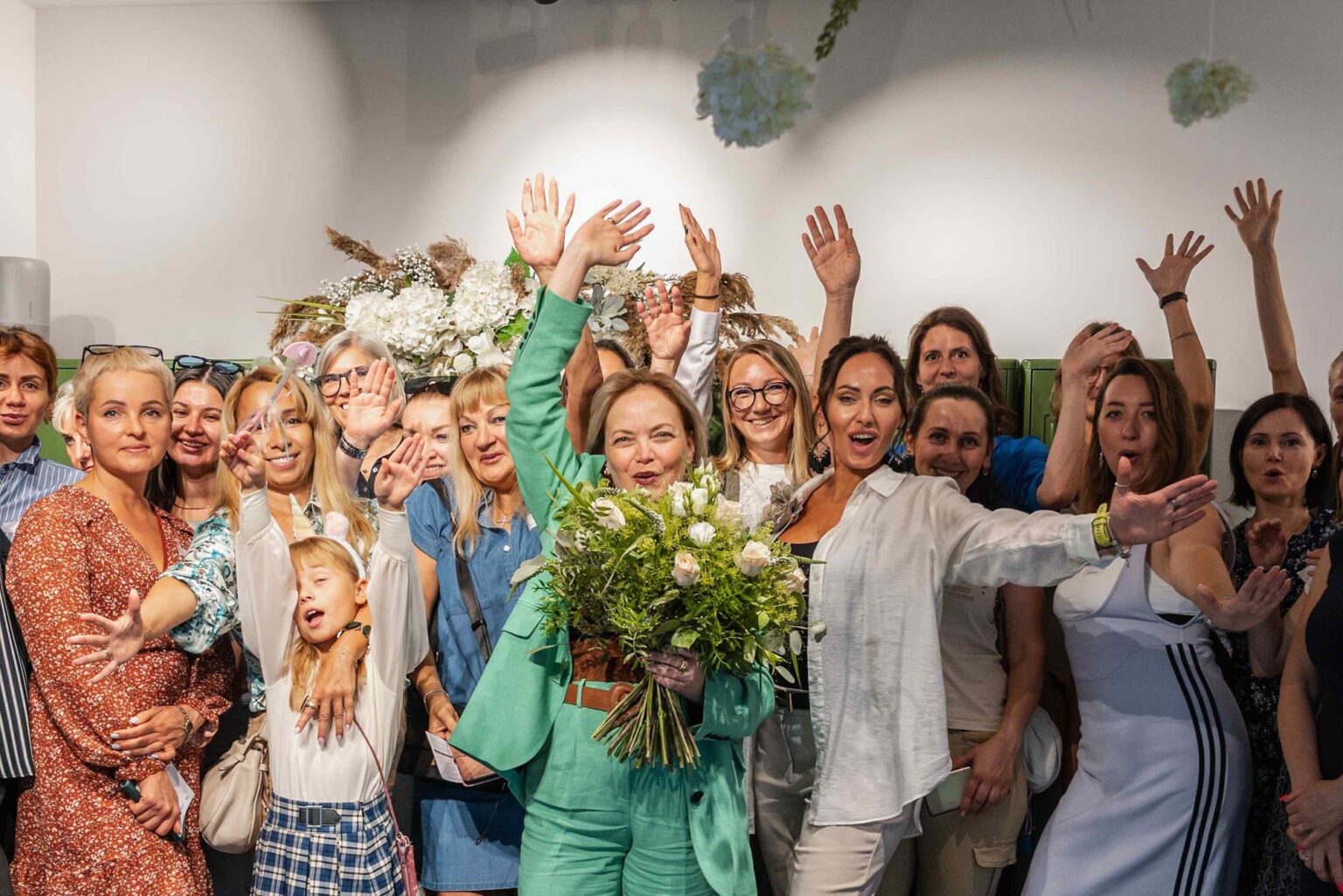 Unternehmerinnen jubeln gemeinsam bei der Eröffnung des Womenmatic Space in Leipzig