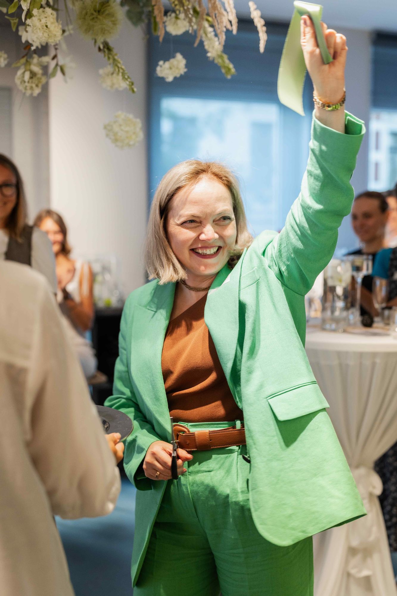 Olga Müller jubelt bei der Eröffnung des Womenmatic Space in Leipzig