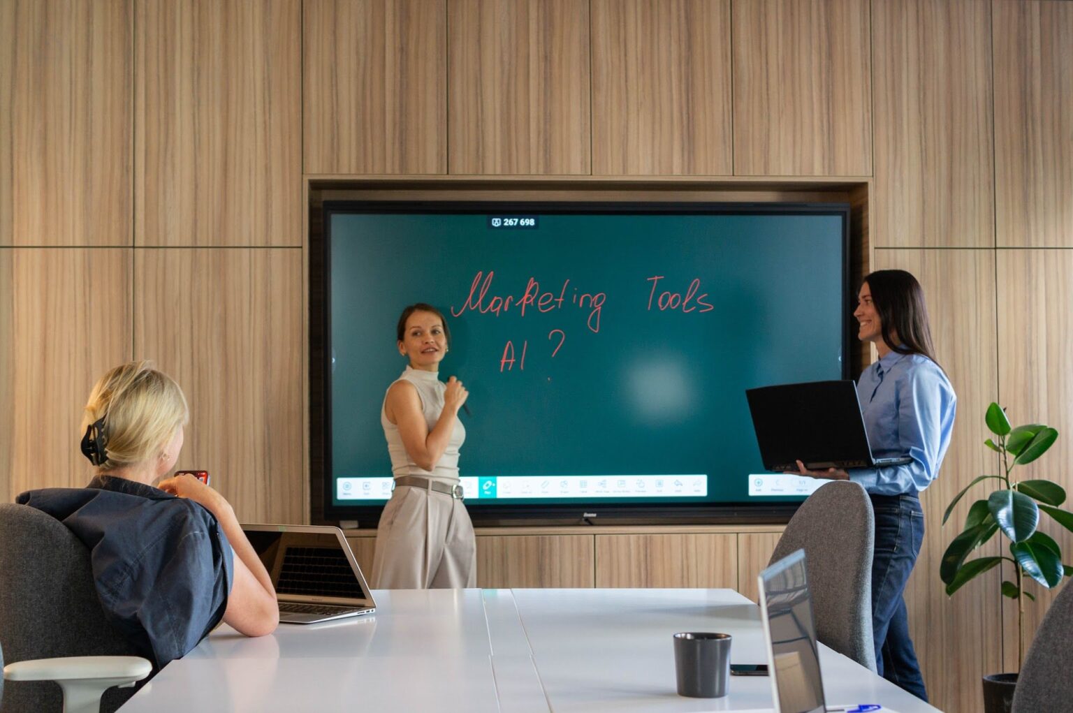 Workshop am großen Bildschirm im Womenmatic Space in Leipzig