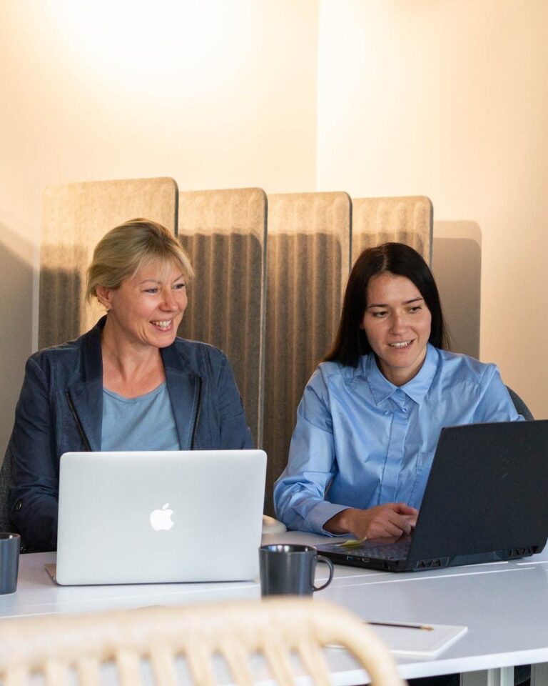 Zwei Frauen arbeiten nebeneinander an Laptops beim Open Coworking im Womenmatic Space in Leipzig