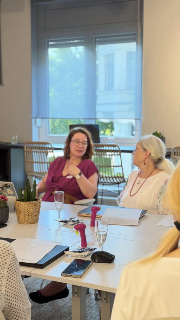Austauschrunde von Unternehmerinnen am großen Tisch im Womenmatic Space