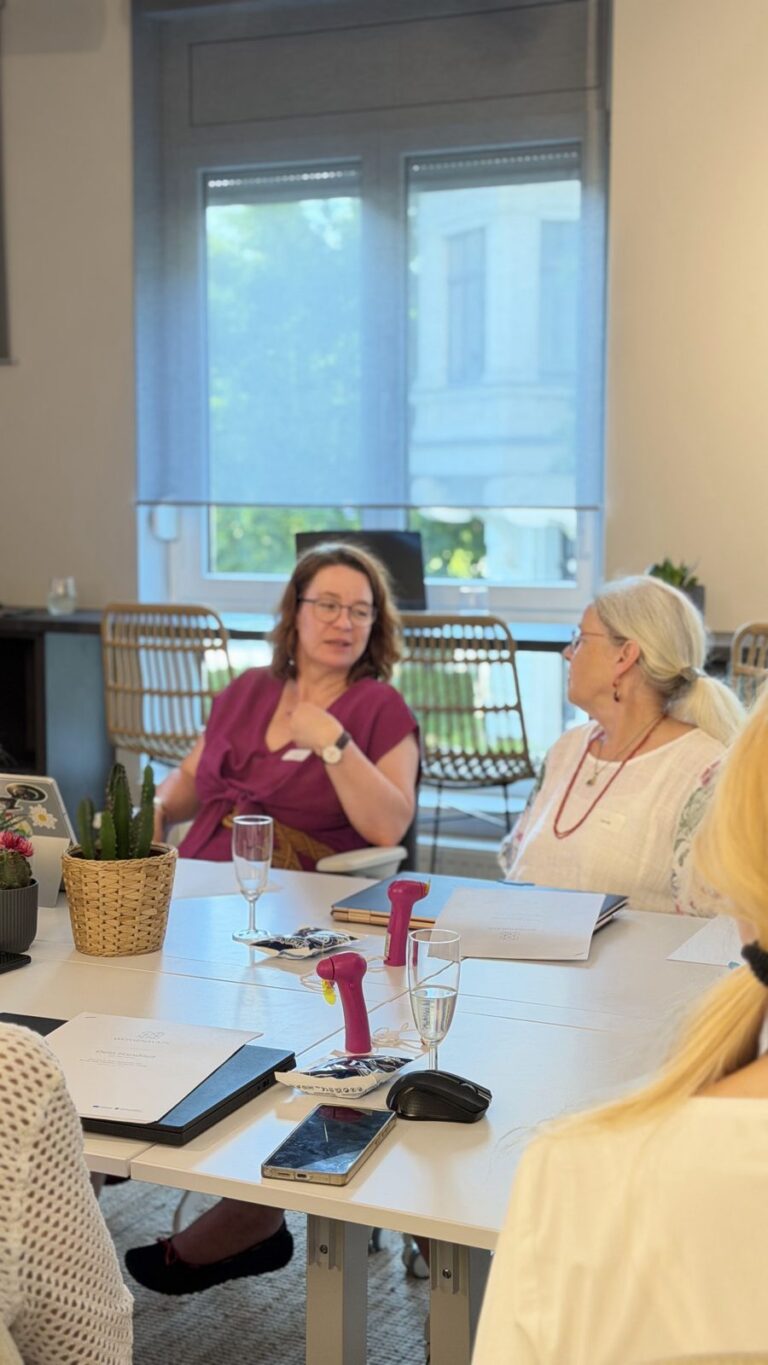 Austauschrunde von Unternehmerinnen am großen Tisch im Womenmatic Space