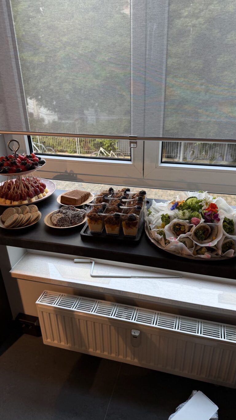 Mitgebrachte Snacks und Kuchen bei einem Workshop im Womenmatic Space