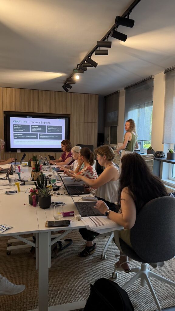 Seminar mit Laptops an langen Tischen im Womenmatic Space in Leipzig